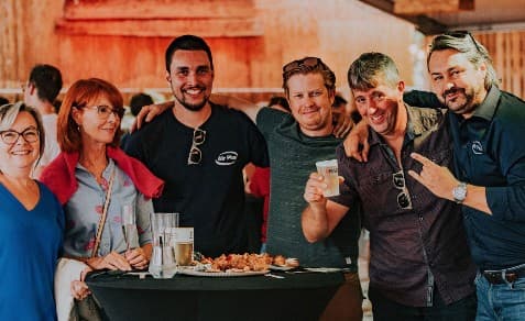 Vrienden met een drankje op Soiree Tropicale