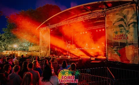 Hoofdpodium met rode lichtshow